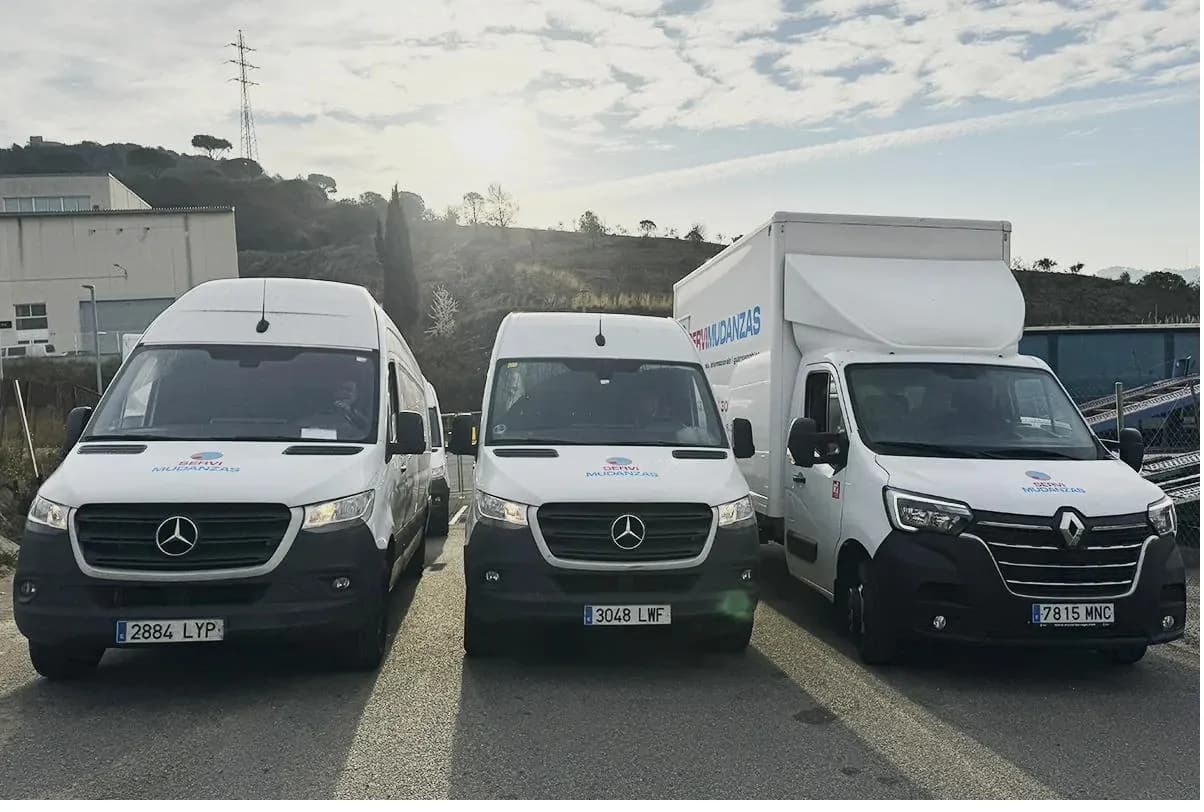 Equipo de operarios de Servimudanzas Pirineos durante una mudanza en el Pirineo catalán